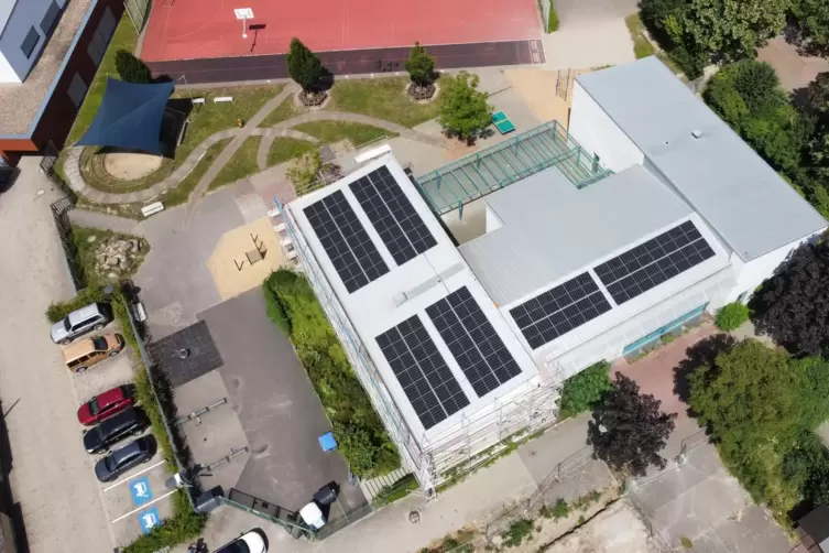 Die Grundschule Pestalozzi hat seit Kurzem eine Fotovoltaikanlage auf ihrem Dach.