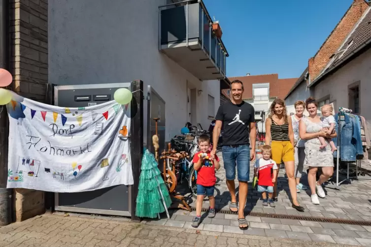 Flohmarktlaune: Bei den Englerts sind die Kinder bei den Stofftieren fündig geworden.