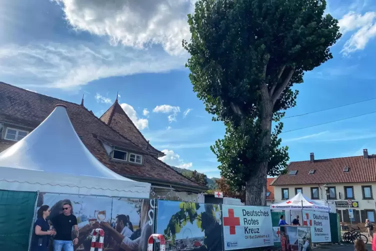 Auch auf dem Wurstmarkt hilft das Rote Kreuz. Hier ist der Ortsverein Bad Dürkheim ehrenamtlich im Einsatz, um sich um die Festb