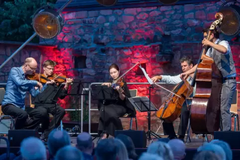 Da waren die Streicher noch allein: das „Alban Berg Quartett“ plus Kontrabassist Ulrich von Neumann-Cosel spielte zum Auftakt Sc