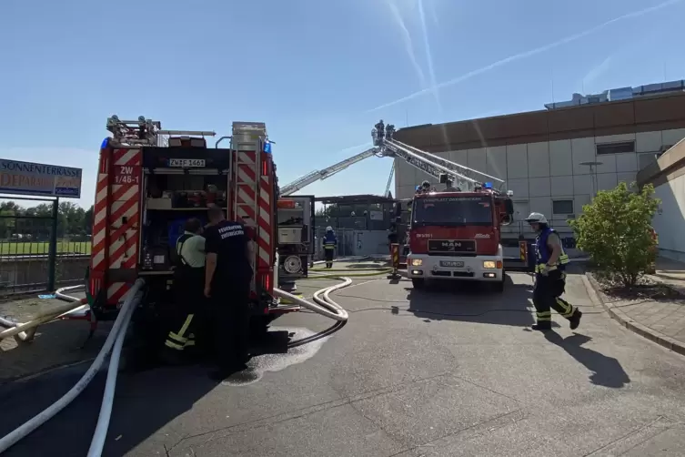 Die Feuerwehr muss einen Teil der Fassade entfernen.