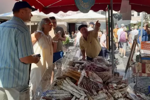 Savoir vivre: Auf dem Bauernmarkt konnten Wildschwein-Spezialitäten aus dem Elsass probiert werden. 