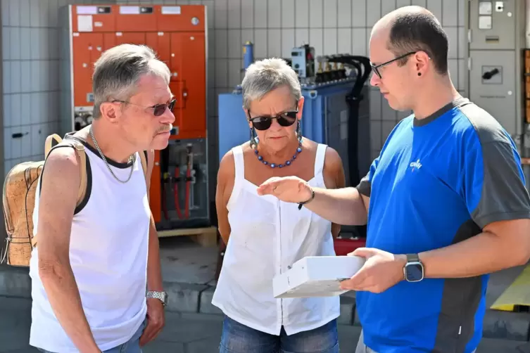 In der Stromausstellung zeigt GWH-Elektroniker Daniel Glaser (rechts) Kurt und Anita Imbschweiler aus Böhl-Iggelheim Stromzähler