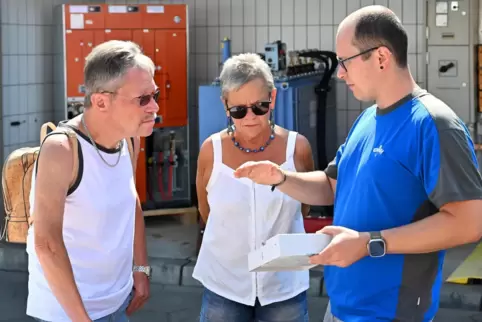 In der Stromausstellung zeigt GWH-Elektroniker Daniel Glaser (rechts) Kurt und Anita Imbschweiler aus Böhl-Iggelheim Stromzähler