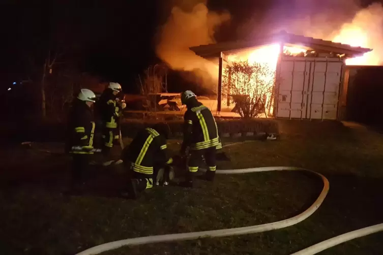 Festschrift „150 Jahre Feuerwehr Rheinzabern“: Die intensiven Löscharbeiten konnten das Vereinsheim des Obst- und Gartenbauverei