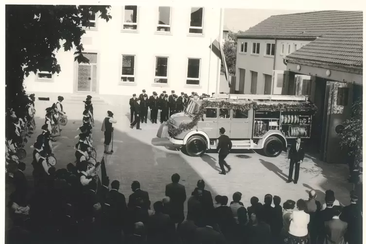 Die Übergabe des neuen Löschfahrzeugs (LF 8) am 12. Juni 1971 durch Bürgermeister Schellenberger. 