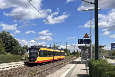 Sauber und gut gelegen: Der Bahnhaltepunkt mit dem Namen „Bahnhof Rülzheim“. 