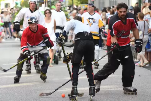 Hockey in den Straßen Kusels: Das ist nur beim Messeumzug gefahrlos möglich.