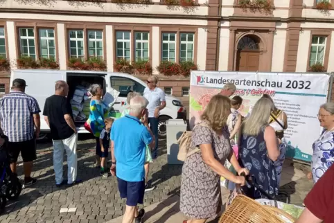 Reger Andrang herrschte auf dem Exerzierplatz bei der Umfrage für die Landesgartenschau. Es wurden zudem noch Pflanzenkohlesäcke