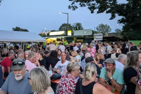 Großer Andrang am Samstagabend auf demSiedlerfest.