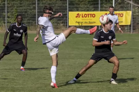 Nico Nagel (links), der das 4:0 für Jahn Zeiskam erzielte, spielt hier mit einem recht hohen Bein den Ball vor Safa Garip vom Tu