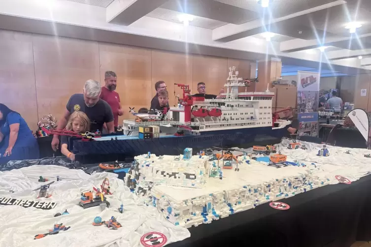 Ein Hingucker bei der Lego-Fan-Ausstellung des Vereins „Lauter Steiner“ in der Landstuhler Stadthalle: das Expeditionsschiff Pol