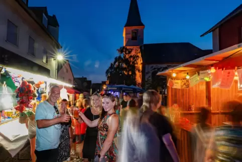 Stimmung vor der Kirche: Das Hanhofer Dorffest ist noch spät am Abend ein Treffpunkt. 