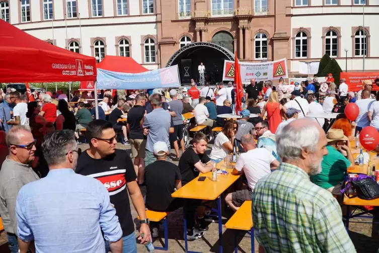 Hunderte Besucher bekunden auf dem Schlossplatz ihre Solidarität mit den Zweibrücker Tadano-Beschäftigten. 