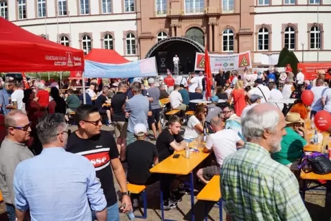 Hunderte Besucher bekunden auf dem Schlossplatz ihre Solidarität mit den Zweibrücker Tadano-Beschäftigten. 