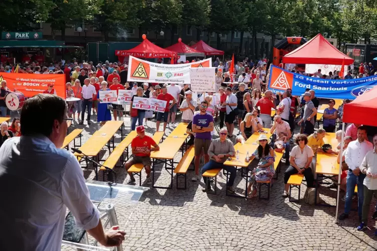 Oberbürgermeister Marold Wosnitza macht den Beschäftigten Mut. 