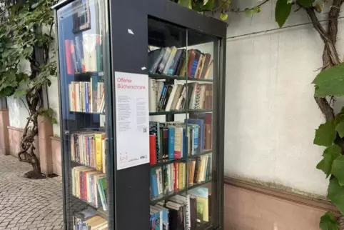  Ein öffentlicher Bücherschrank bietet Gelegenheit zum Büchertausch.