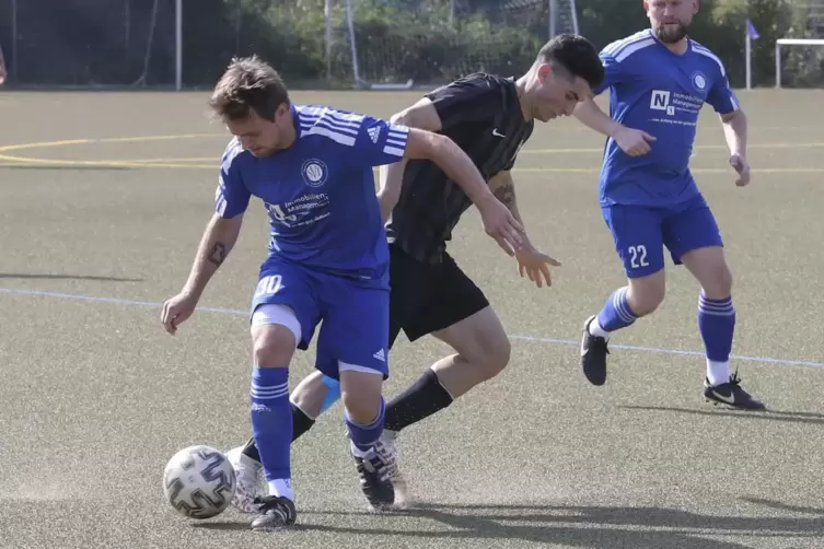 Felix Siegmund (links) vom SV Imsbach beharkt sich mit Hojat Pahlawani Zada vom TuS Bolanden, der zwei Treffer erzielte. 