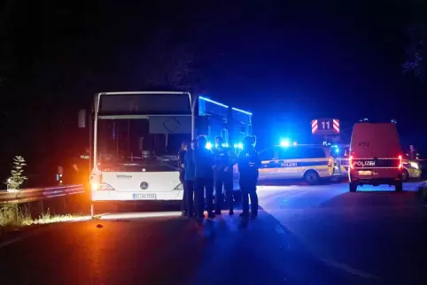 Frau sticht auf Busfahrgäste ein