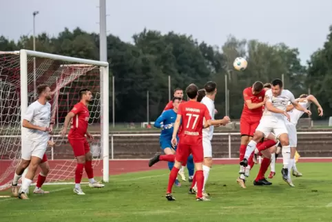 Lukas Gorin (rechts) im Kopfballduell mit dem Steinwendener Edmond Imeraj. Links der Offenbacher Jan Löffelmann, in der Mitte vo