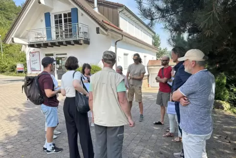 Großes Lob gab es von den Teilnehmern der Ortsbegehung für den Mölschbacher Dorfladen (im Hintergrund).