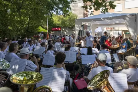 Das Kolpingblasorchester Kaiserslautern spielte bei der Martinskerwe im Schatten grüner Laubbäume auf. 