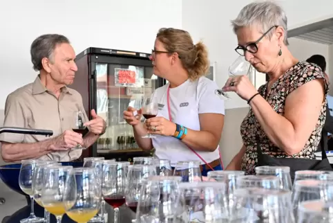 Beim Aromaparcours konnten die Besucher Jürgen Schrepfer und Karin Theobald (rechts) mit der wissenschaftlichen Mitarbeiterin Ma