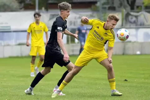 Traf für die Arminia: Noah Maier (links). 