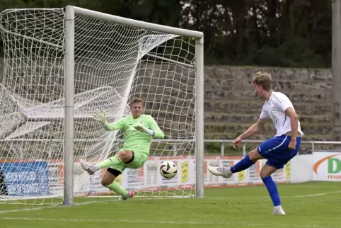 Tim Demele erzielt gegen den Weisenheimer Torwart Benjamin Salzner das Tor zum 1:0 für Südwest. 