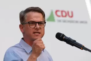 Carsten Linnemann, Generalsekretär der CDU, spricht auf einer Wahlkampfveranstaltung in Chemnitz.