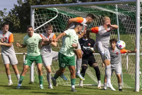 Torchance für den VfR Grünstadt durch Marcus Sorgs (17) Kopfball. 