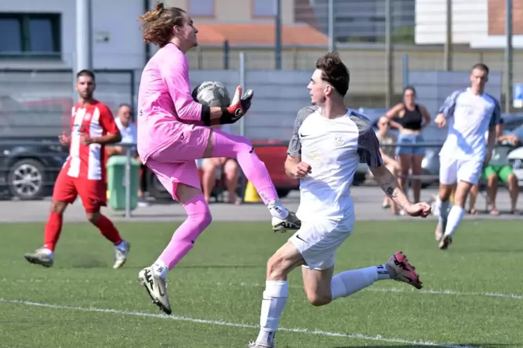 Kein Tor: LSC-Torhüter Felix Schmidt ist in dieser Szene vor dem vierfachen Torschützen Timo Krämer am Ball.