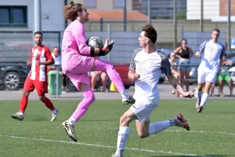 Kein Tor: LSC-Torhüter Felix Schmidt ist in dieser Szene vor dem vierfachen Torschützen Timo Krämer am Ball.