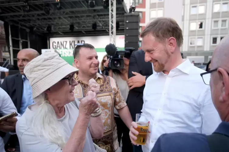 Von Michael Kretschmer ist bekannt, dass er sich viel Zeit für Gespräche mit Bürgern in seiner Heimat Sachsen nimmt. Diese Strat