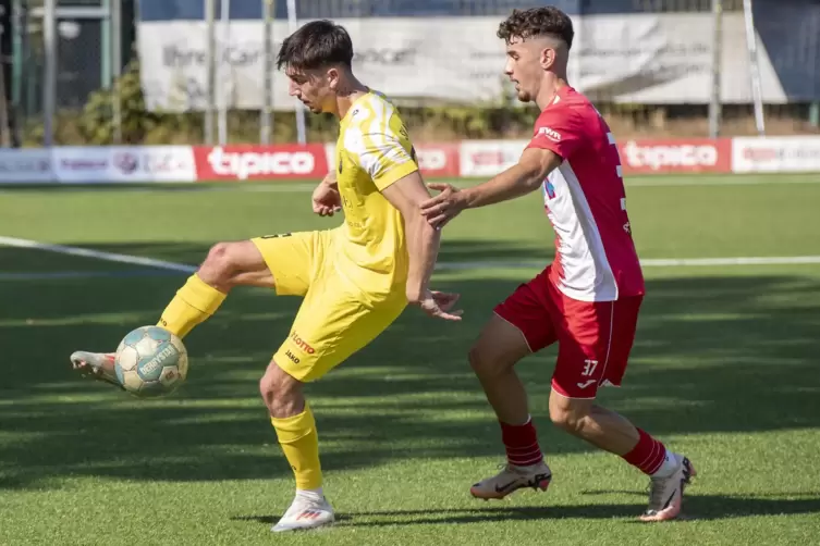 Thomas Roetynck (links) vom SV Morlautern ist hier vor Talha Baylan von Wormatia Worms am Ball. 