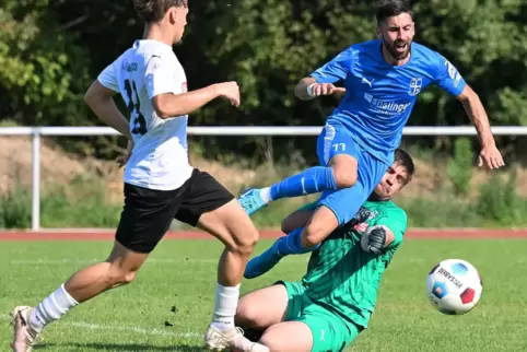 Zweikampf: Haßlochs Keeper Christian Baumbach gegen Calin-Gheorghe Ieremciuc.