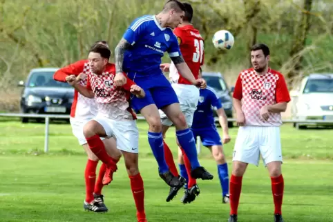 Steuerte ein Tor zum Sieg des TuS Bolanden II bei: Benjamin Kanoffsky (blaues Trikot). 