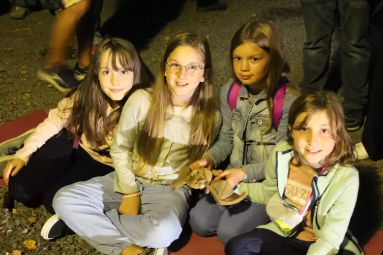 Victoria, Noemie, Kalliopi und Lena (von links) mit einer Plüsch-Fledermaus. 