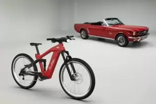 Zweimal Mustang: Vorne als Fahrrad, hinten als Cabriolet.