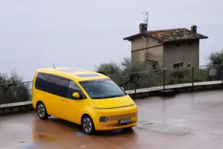 Hier wirkt der Staria fast so groß wie ein kleines Ferienhaus.