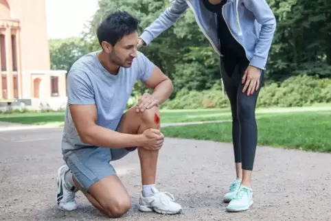 Ein Mann mit einer Schürfwunde am Knie