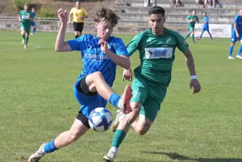 Einer der vielen SCH-Spieler aus der eigenen Jugend: Anton Weinriefer (in Blau), hier mit Pedro Agrela von Alemannia Waldalgeshe