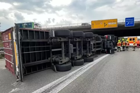 Komplett umgekippt: Sattelzug mit Container.