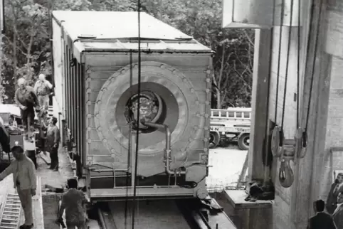 Im August 1974 wurde von der Firma AEG die Gasturbine für das Heizkraftwerk in der Pettenkoferstraße geliefert. 