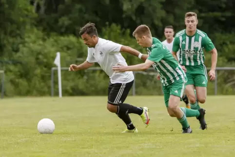 Tore sind sein Markenzeichen: Heiko Batista Meier, der Spielertrainer des SV Mackenbach (links). 