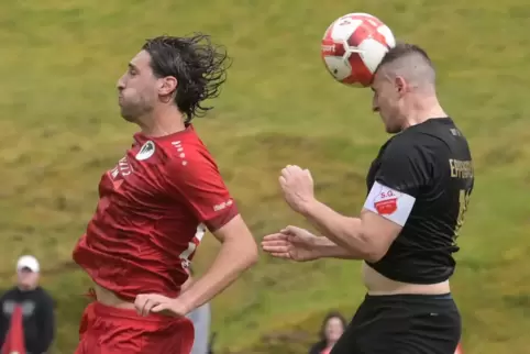 Der Steinbach Spielertrainer Daniel Ghoul (links), hier in der Vorsaison im Spiel gegen Eppenbrunn, musste nach einem Kopfballdu