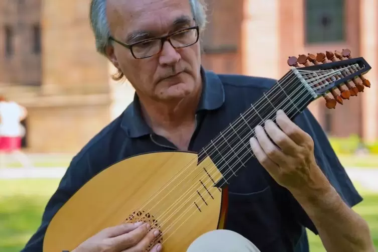 Laute beim Gitarrensommer: Andreas Martin spielt in Speyer.