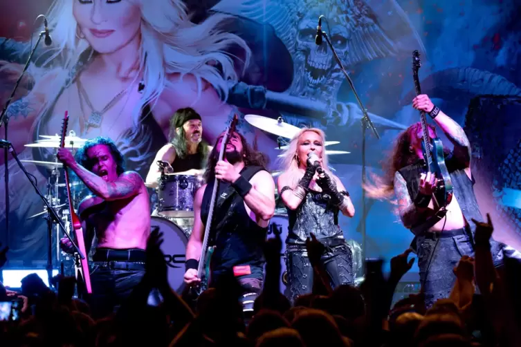 Rockt die Halle 101: Doro mit Band.