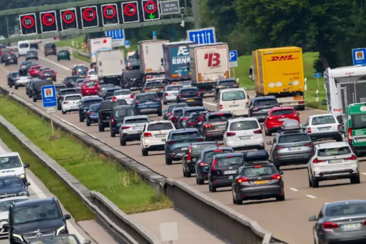 Urlaubsrückreiseverkehr auf Autobahn