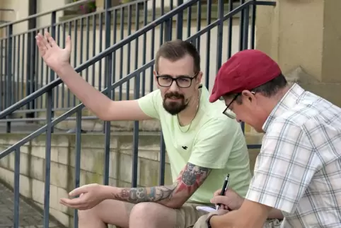 Denny Humbeck im Gespräch mit Volker Endres (rechts).